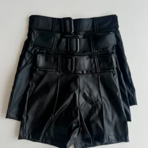 Short Couro Fake