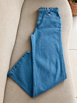 Calça Jeans Wide Leg Lavagem Clara